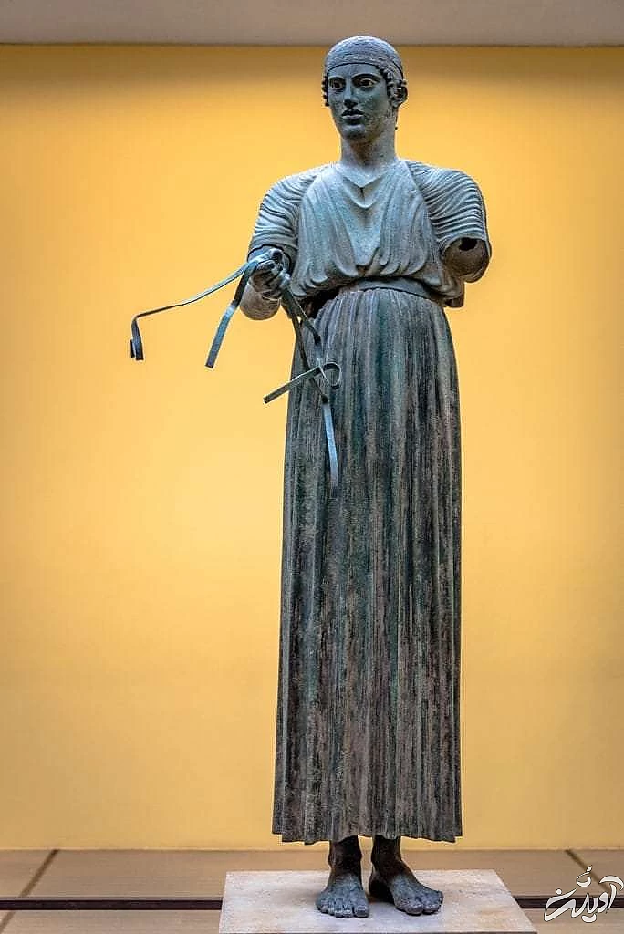 مجسمهای از یک موبد یونانی